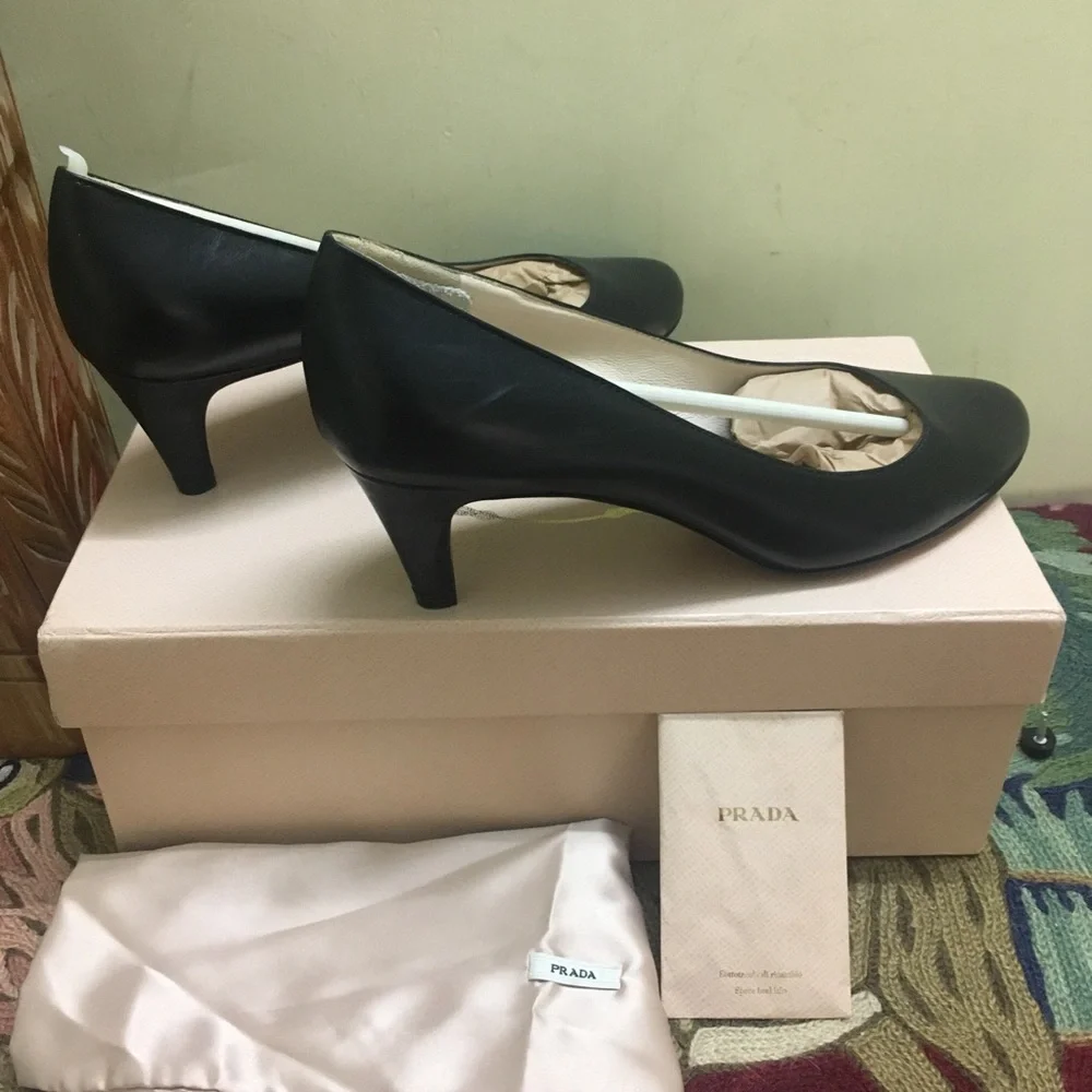Authentic Prada Court Shoes/Pumps in black - Picture 2 of 11
